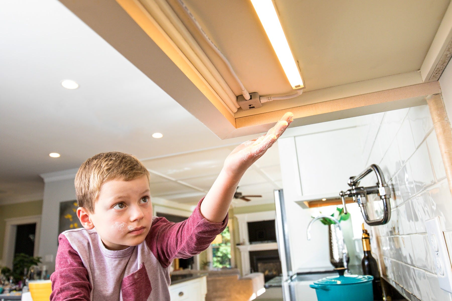 kid testing led light